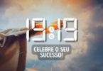 Hora igual 19:19 e texto "Celebre o seu sucesso" aplicado por cima de foto das mãos de Deus