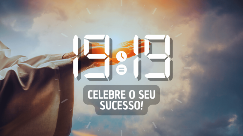 Hora igual 19:19 e texto "Celebre o seu sucesso" aplicado por cima de foto das mãos de Deus