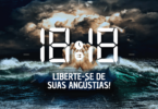 Hora igual 18:18 e texto "Liberte-se das suas angústias" aplicado por cima da foto de um mar, das núvens e das mãos de Deus.