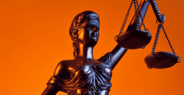 estatua da deusa da justiça e virtude Themis segurando a balança da virtude