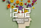 Hora igual 12:12 e texto "Harmonize sua mente!" aplicado por cima de foto de um corte de papel com formato de uma cabeça humana. Há fores coloridas saindo do topo da cabeça, simbolizando a saúde mental. E há um fundo verde.