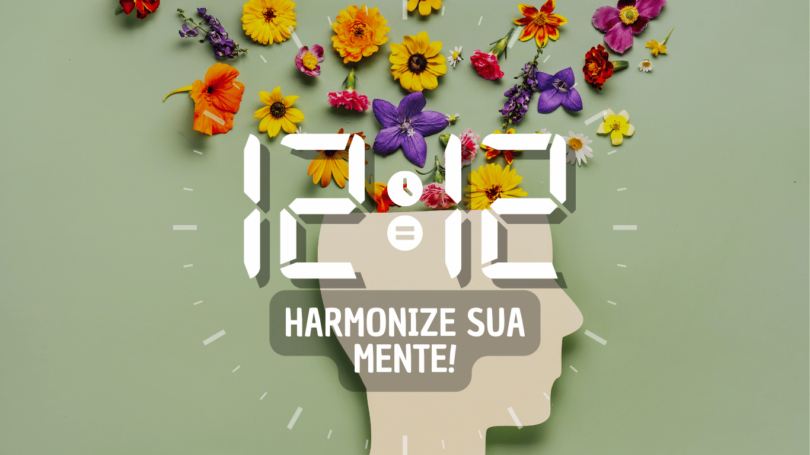 Hora igual 12:12 e texto "Harmonize sua mente!" aplicado por cima de foto de um corte de papel com formato de uma cabeça humana. Há fores coloridas saindo do topo da cabeça, simbolizando a saúde mental. E há um fundo verde.