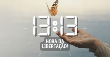 Hora igual 13:13 e texto "Hora da libertação!" aplicado por cima de foto de uma borboleta voando das mãos de uma mulher. Ao fundo, há um céu claro.