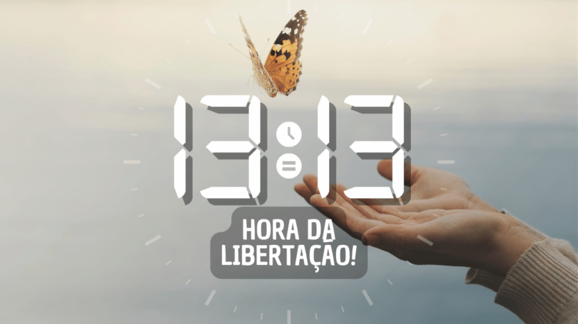 Hora igual 13:13 e texto "Hora da libertação!" aplicado por cima de foto de uma borboleta voando das mãos de uma mulher. Ao fundo, há um céu claro.