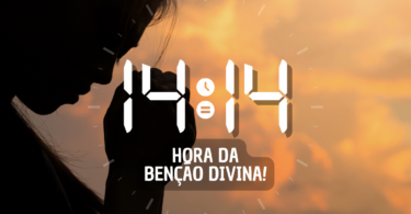 Hora igual 14:14 e texto "Hora da benção divina!" aplicado por cima de foto da silhueta de uma mulher de lado com a cabeça inclinada para baixo e as mãos juntas, sinalizando uma oração. Ao fundo, há um céu claro com nuvens alaranjadas pela luz do pôr do sol.