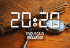 Hora igual 20:20 e texto "Esqueça o passado" aplicado por cima da foto de um relógio antigo de bolso, uma chave e um livro.