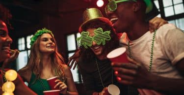 Pessoas celebrando o saint patrick's day em um bar.