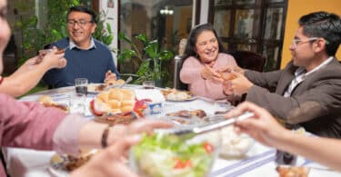 Família reunida comemorando o Natal com muitas comidas à mesa