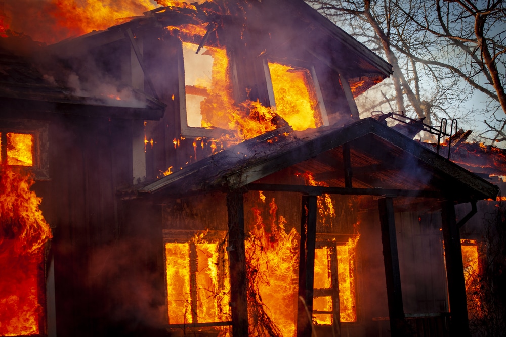 Sonhar com casa pegando fogo: conheça o simbolismo