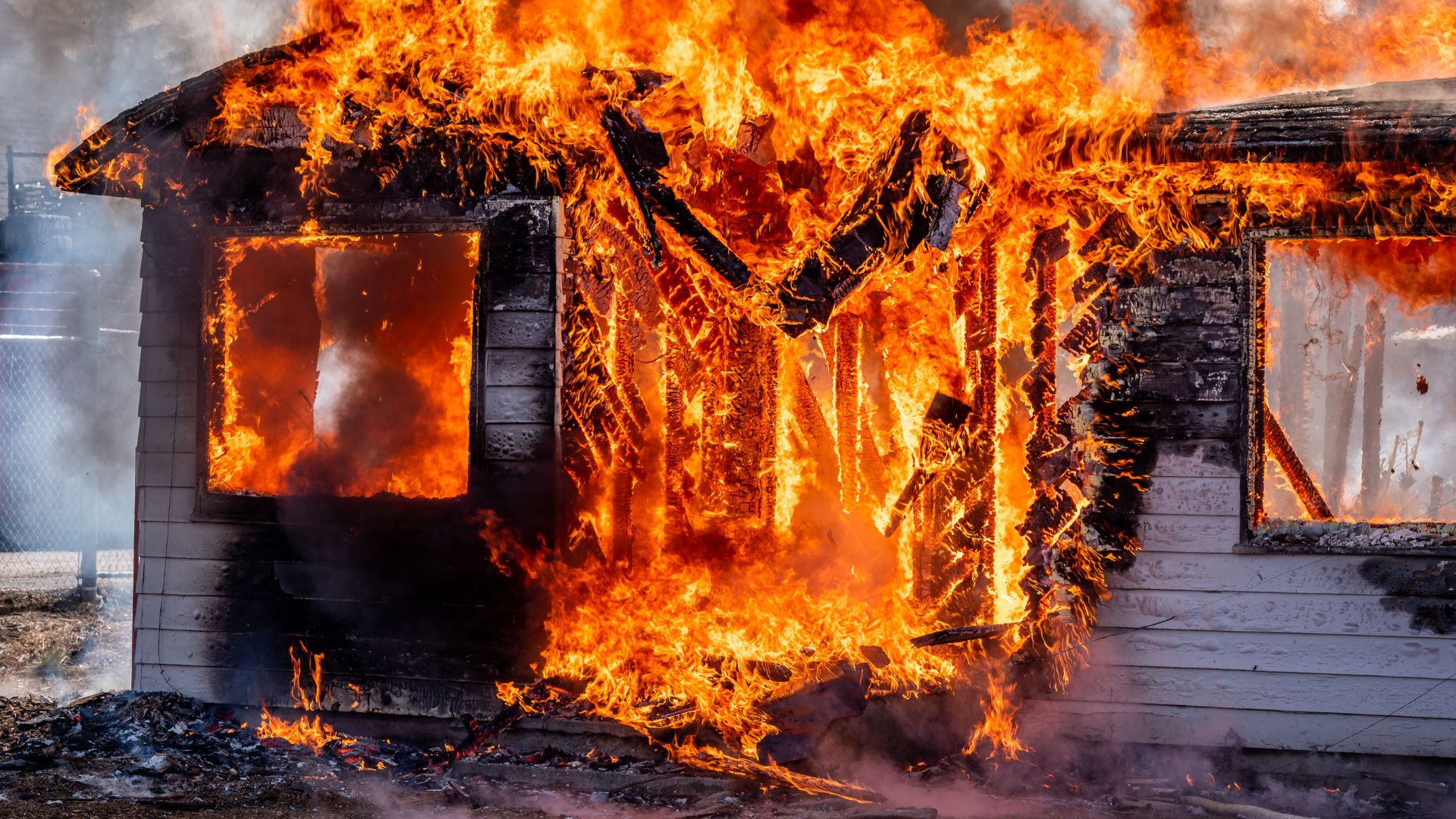 Sonhar com casa pegando fogo: conheça o simbolismo