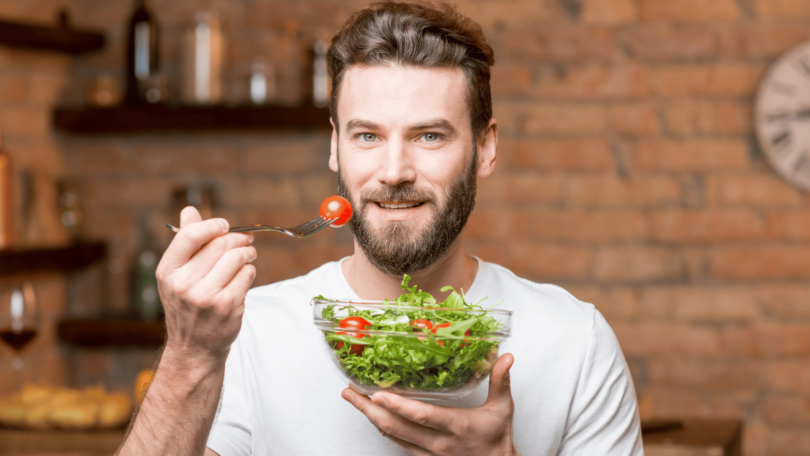 Homem comendo salada