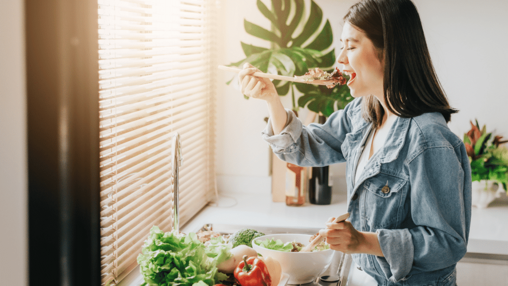 Mulher comendo salada