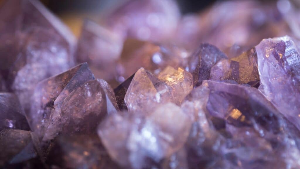 Imagem da pedra preciosa roxa de quartzo ametista
