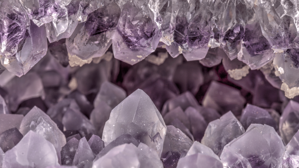 Imagem de cristais minerais de quartzo roxo, também conhecido como ametista
