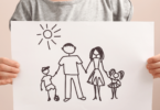 Criança com desenho de família. Conceito de Adoção.
