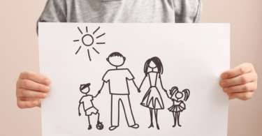 Criança com desenho de família. Conceito de Adoção.