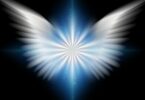 Imagem de fundo preto e em destaque as asas de um anjo em efeito 3D