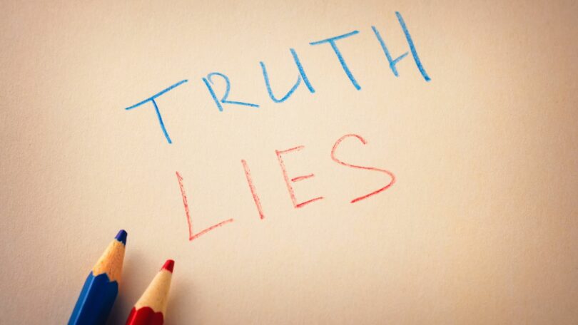 Imagem de fundo bege onde estão escritas as palavras verdade e mentiras em inglês, nas cores azul e vermelho.