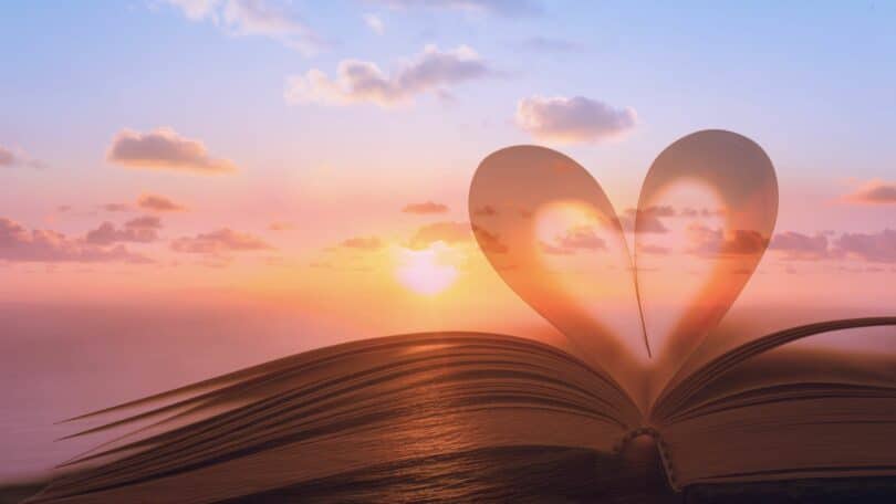 Imagem de um céu com o Sol ao fundo. Em destaque a imagem de um livro e um coração, representando a leitura, sabedoria e conhecimento