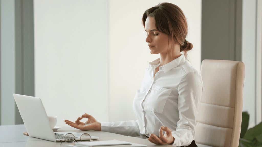 Prática de Mindfulness. Mulher de negócios meditando em sua mesa de escritório. 