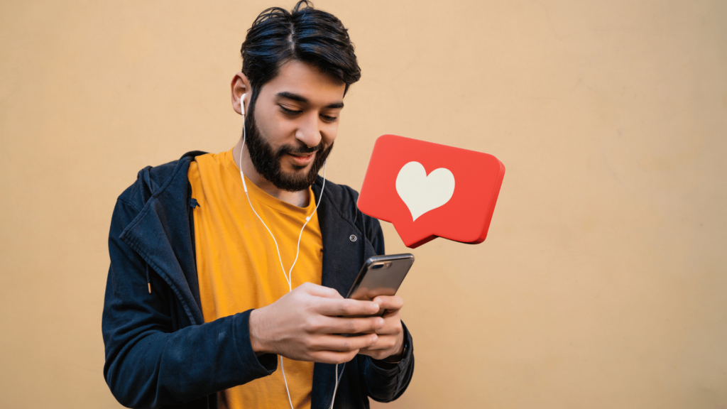 Um homem usando seu telefone celular nas redes sociais.