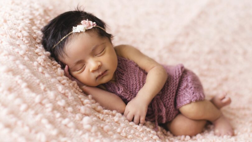 Bebê recém-nascido em cobertor rosa.