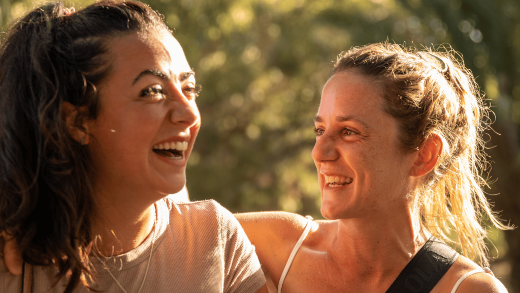 Amigas felizes, curtindo a companhia uma da outra. 