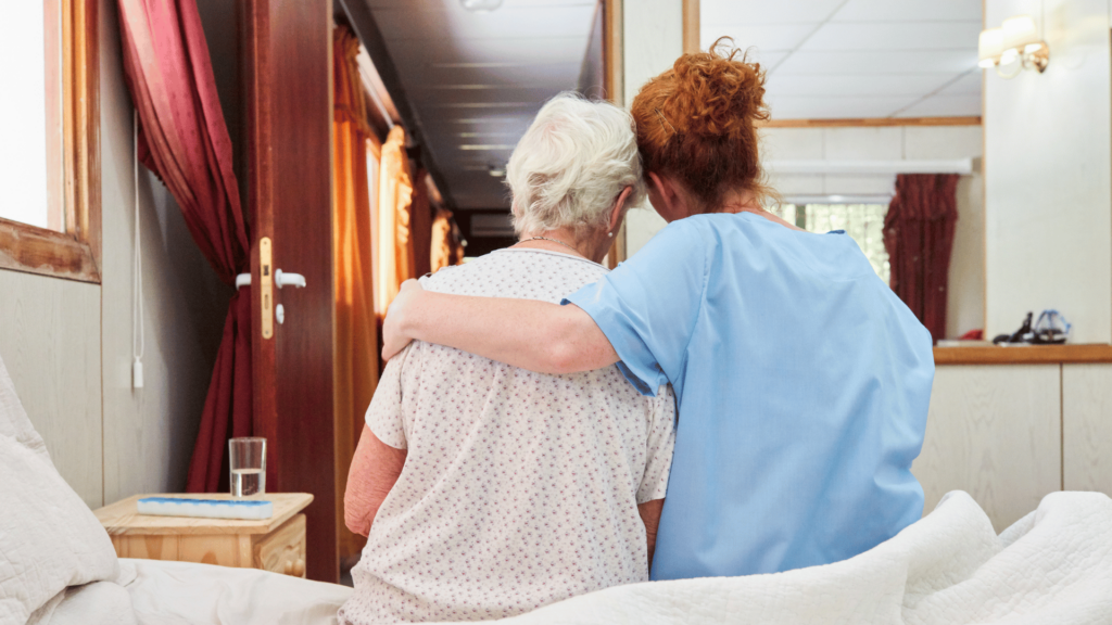 Enfermeira abraçando idoso em forma de conforto