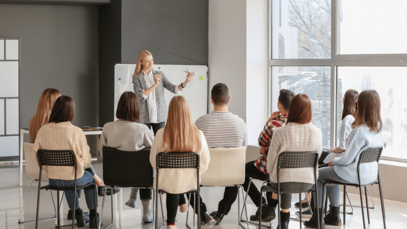 Grupo de Pessoas com Cabeleireiro Profissional em Curso de Modelagem de Cabelo.