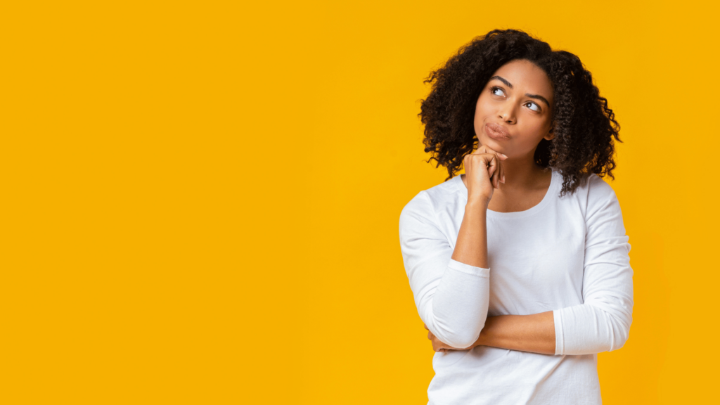 Garota afro em dúvida, pensando em algo sobre fundo amarelo. 