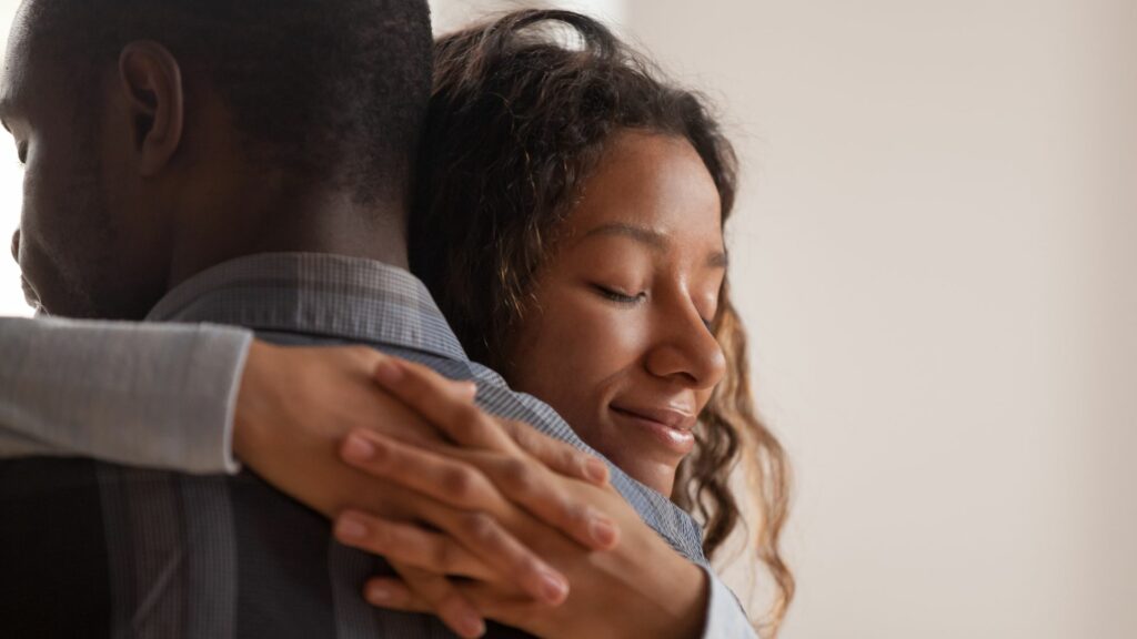 Imagem de um casal africano se abraçando, representando a sedução.
