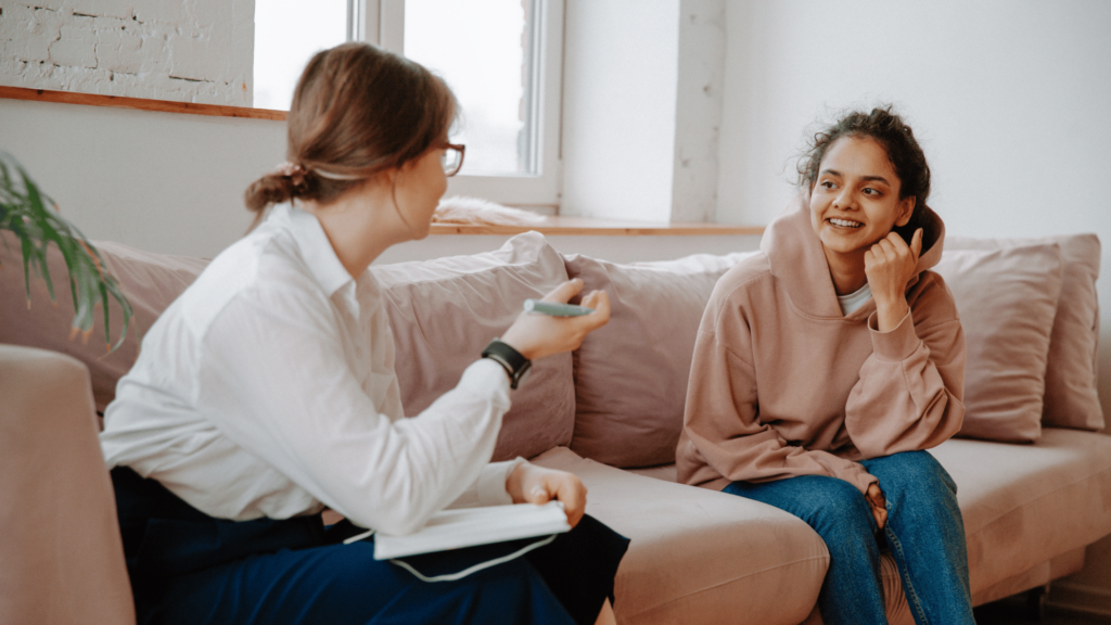 Jovem menina conversando com terapeuta. 