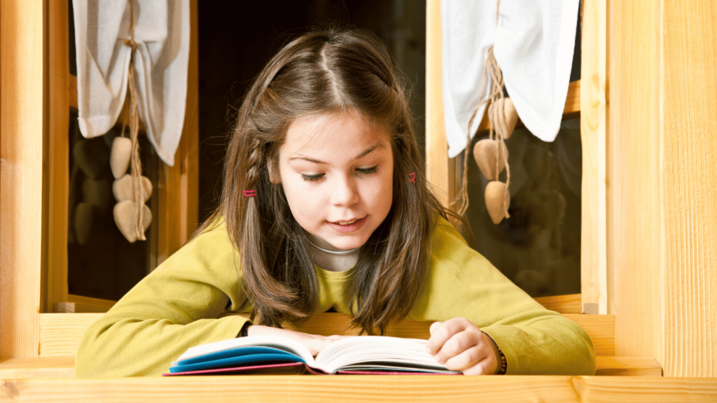 Menina lendo livro. 