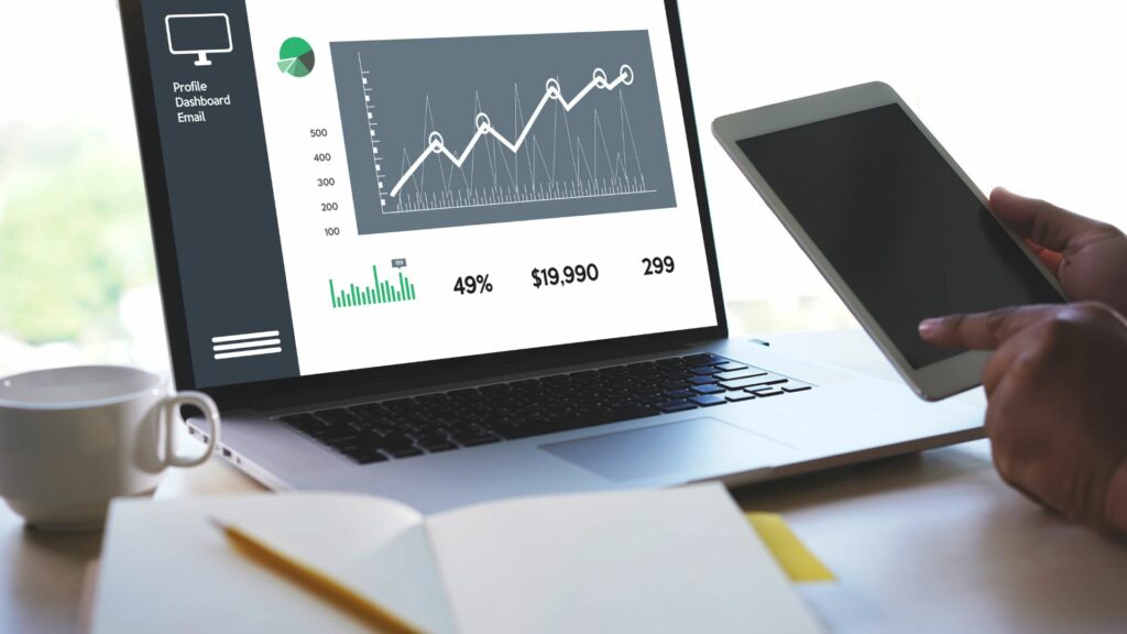 Imagem de um notebook apresentando um gráfico onde mostra o crescimento das vendas do empreendedorismo dos terapêuticos e a gestão financeira dos seus negócios.
