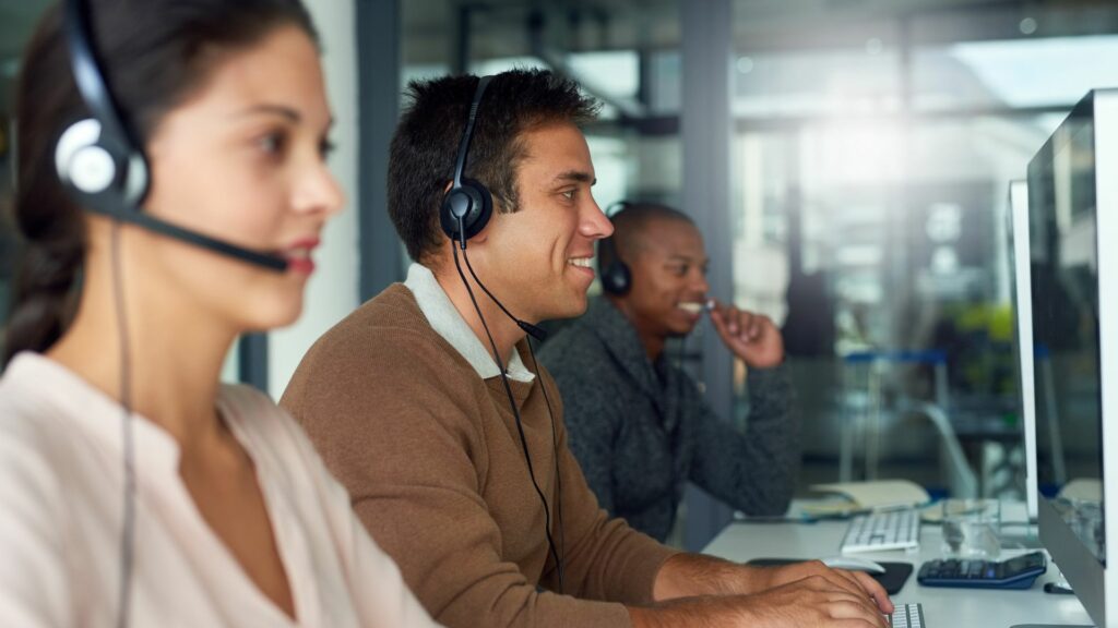 Imagem de agentes que trabalham em call center fazendo o atendimento aos seus clientes.
