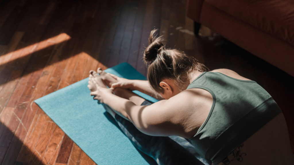 Mulher praticando yoga. 