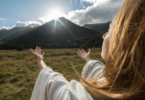 Conceito de Espiritualidade. Mulher sentindo bem-estar ao nascer do sol.