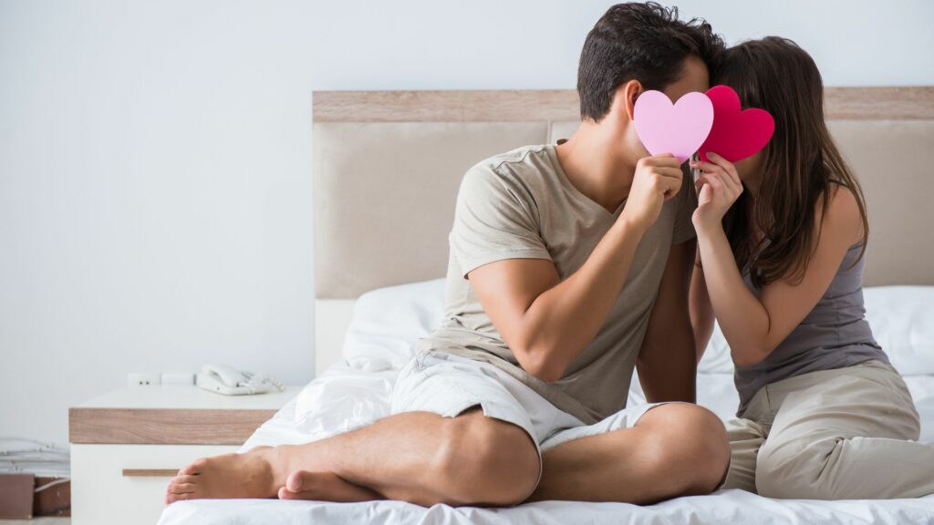 Casal feliz na cama. 