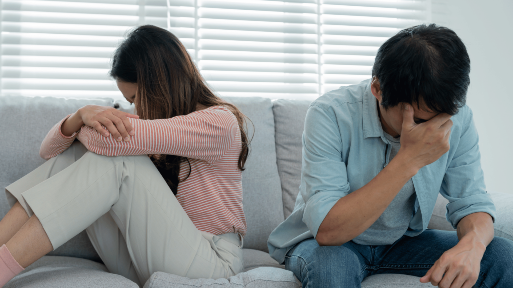 Homem e mulher ficam tristes, chateados e frustrados depois de brigas. Conceito de desconfiança, problemas amorosos, traições e problema familiar. 