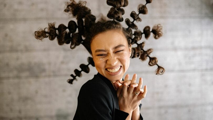 Imagem de uma mulher com um penteado único, trazendo o conceito de amor próprio, aceitação e valorização.