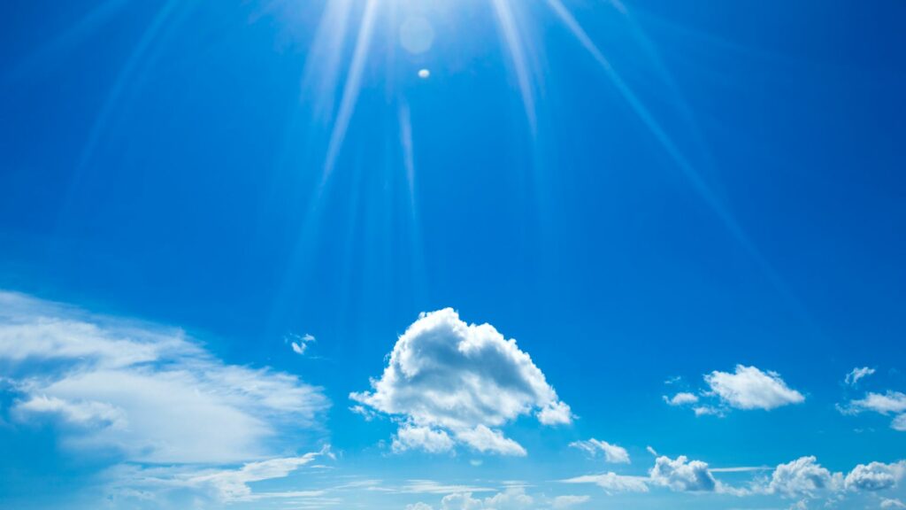 Imagem de um céu lindo e azul com algumas nuvens brancas.