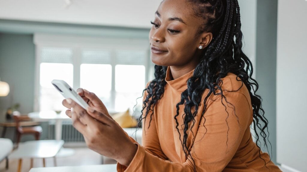 Imagem de uma mulher jovem consumindo conteúdo mais profundo da Internet.
