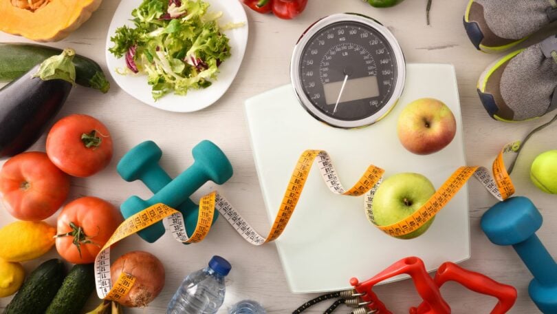 Imagem de equipamentos esportivos e nutricionais para uma vida saudável.